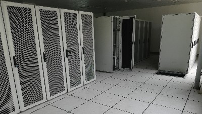 计算机房为什么要使用防静电活动地板？